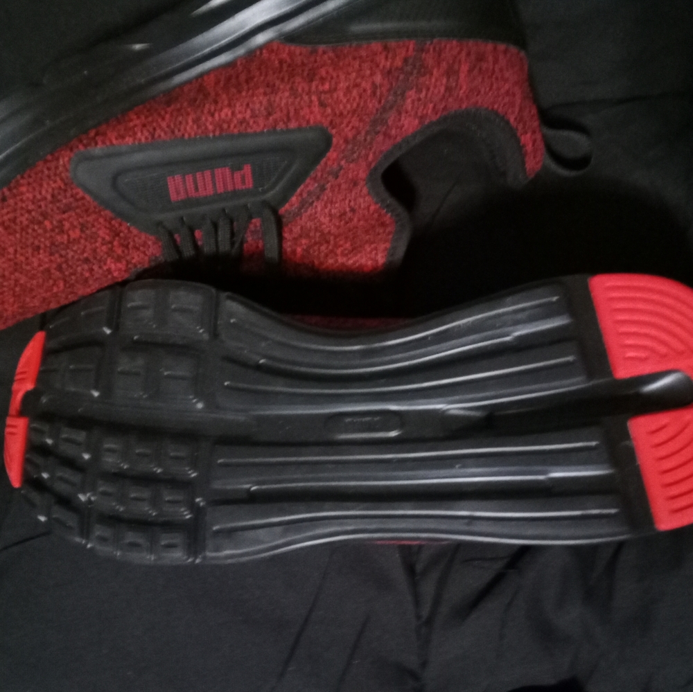 Pumas sock shoe with laces